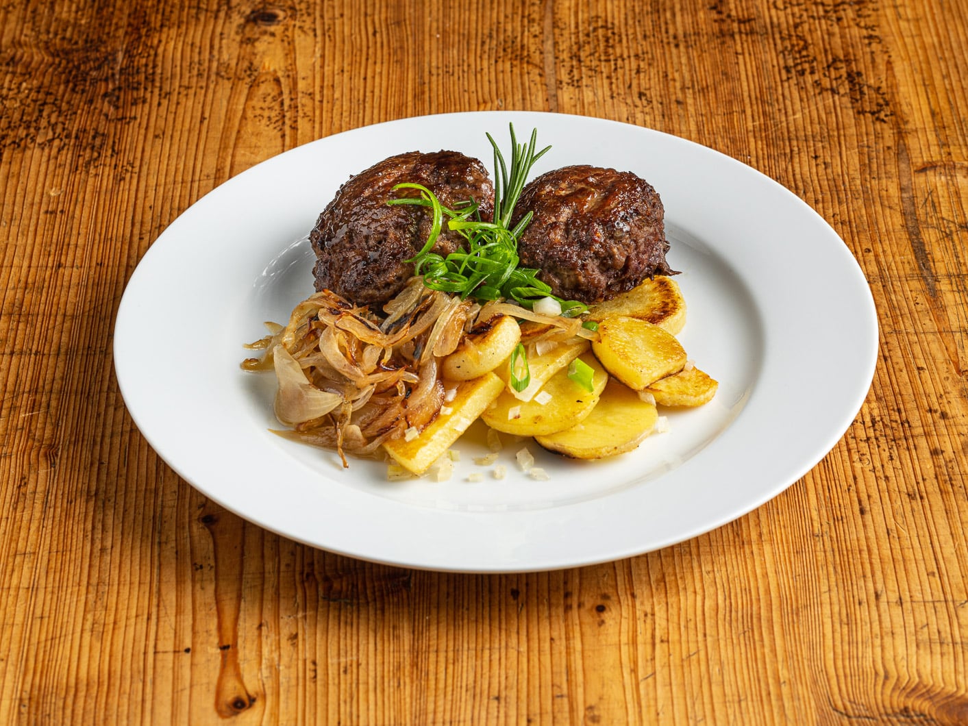 Berliner Bouletten mit Röstkartoffeln - bärlifood Business Catering