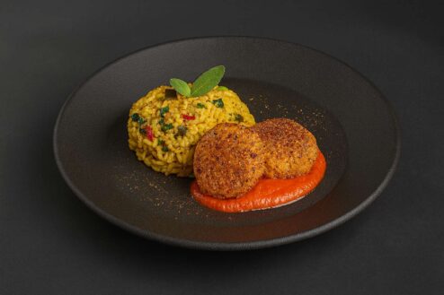 Zwei Quinoa-Bratlinge mit mediterranem Gemüsereis