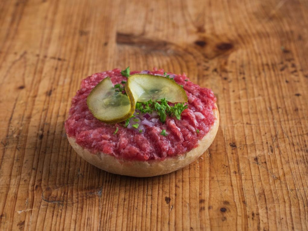 Mini Brötchen mit Zwiebelmett - bärlifood Business Catering
