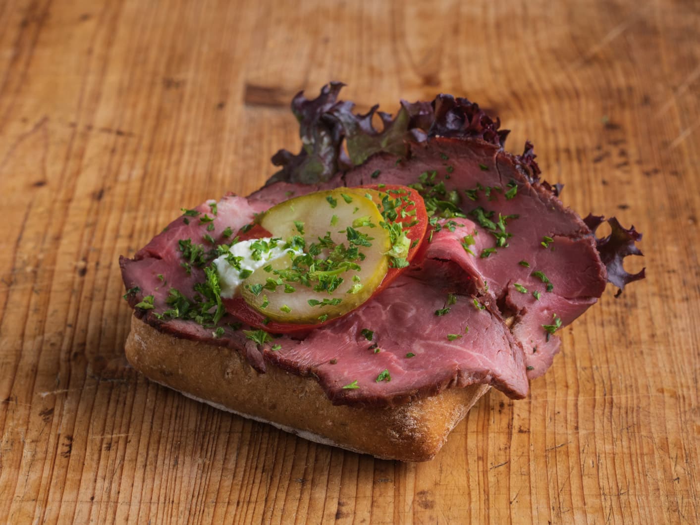 Vollkorn-Brötchen mit Roastbeef - bärlifood Business Catering