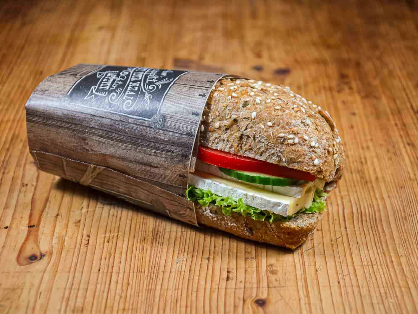 Vollkorn-Brötchen mit Camembert | einzeln verpackt - bärlifood Business ...