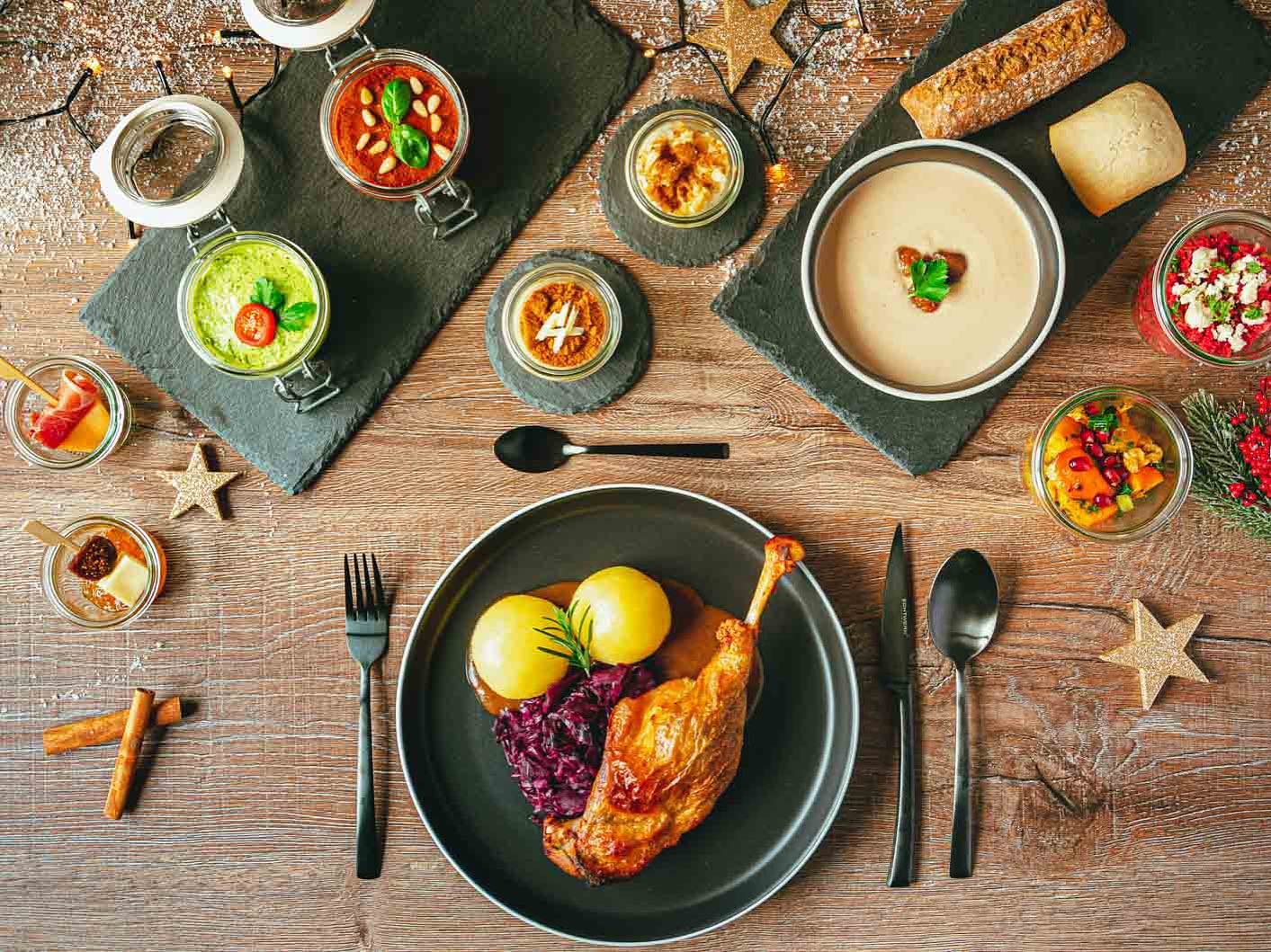 Weihnachten mit bärlifood 🐻🎅🏼

Planen Sie mit uns Ihre Weihnachtsfeier im Büro. Genießen Sie gemeinsam weihnachtliche Leckereien und lassen Sie sich kulinarisch verwöhnen!

📩 info@baerlifood.de
🌐 www.baerlifood.de

#bärlifood #business #catering #missionlecker #christmas #buffet #lunch #team #event #eat #food #fingerfood #xmascatering #onlineshop #berlin