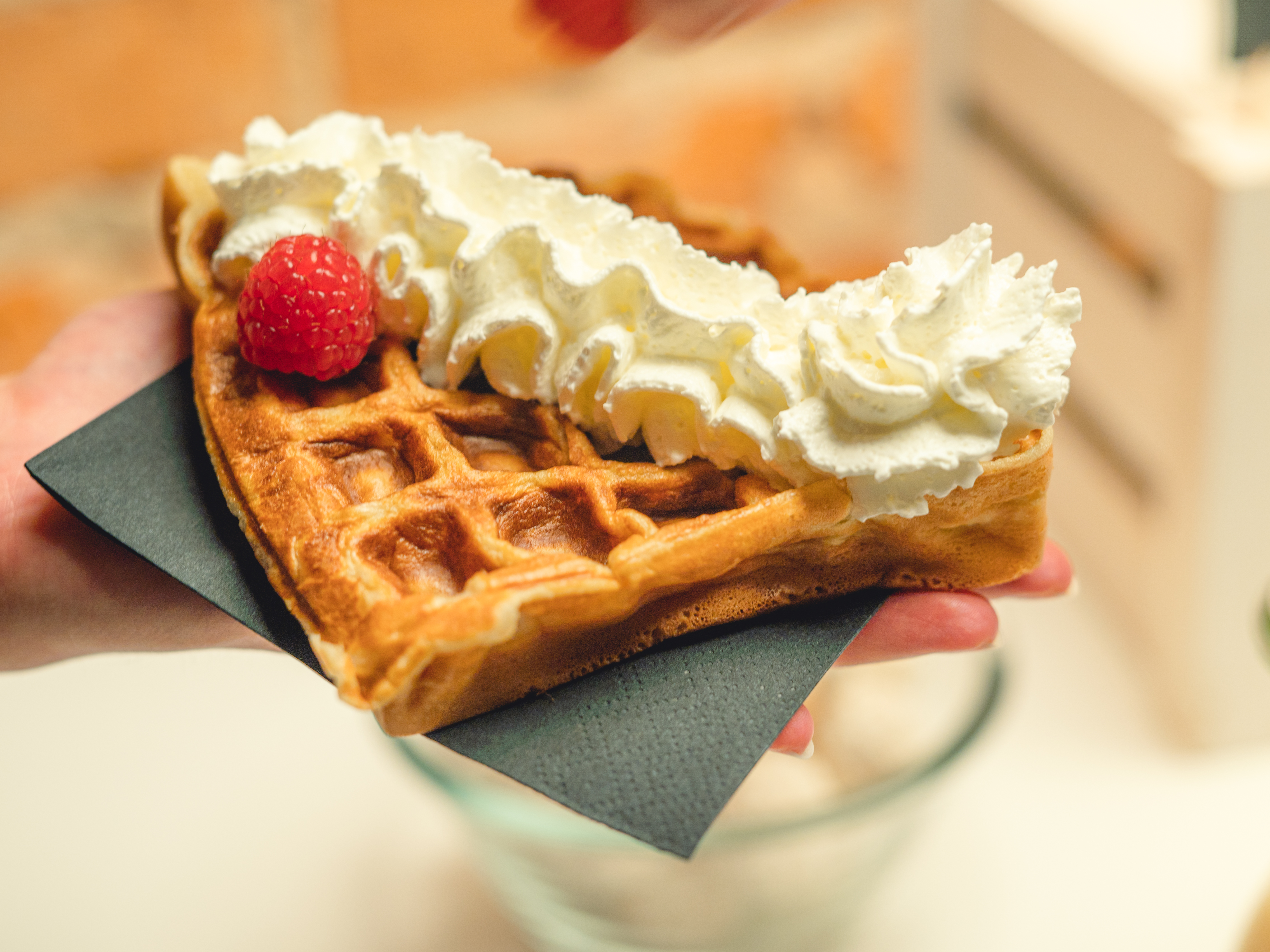 frische-waffel-früchte-sahne-catering