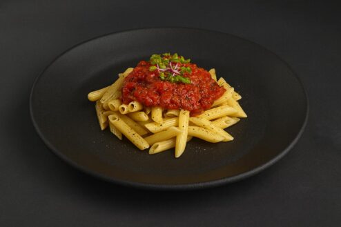 Pasta Gemüse-Bolognese mit Penne für Catering in Berlin