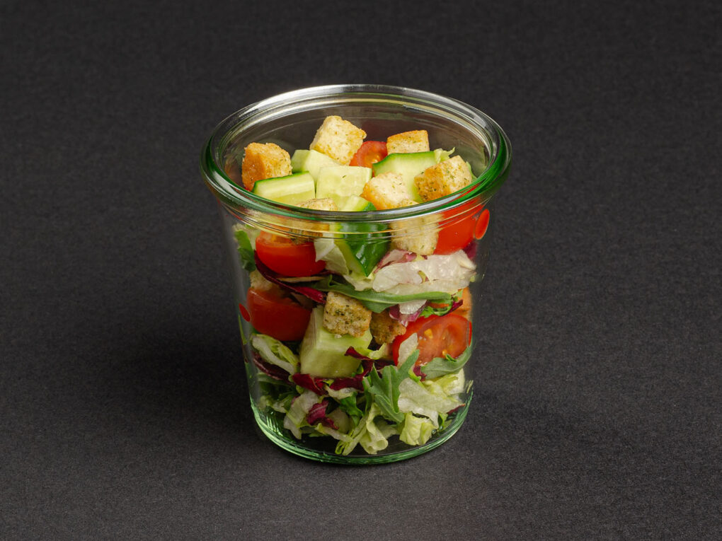Gartensalat mit Croutons im Glas