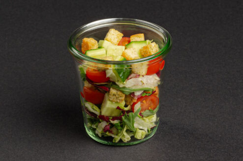 Gartensalat mit Croutons im Glas