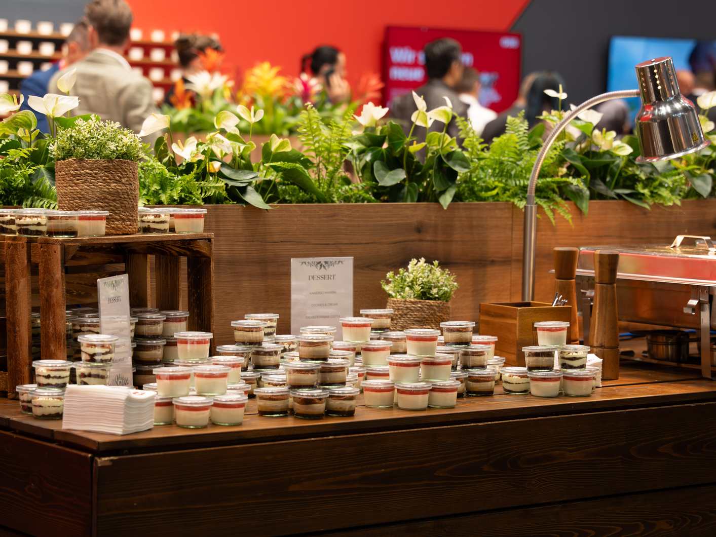 Catering für Unternehmen in Berlin mit frischen Speisen am Buffet
