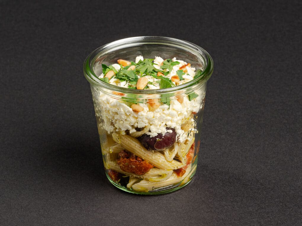 Pastasalat Genovese im Glas mit Feta und Pinienkernen
