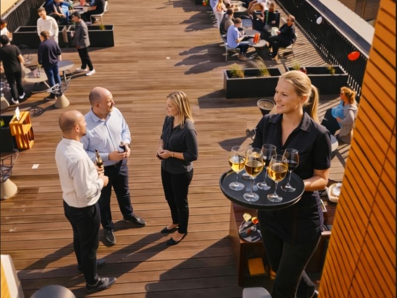 Rooftop Event Catering Berlin Service mit Getränken bei Event Catering Berlin auf Rooftop einer Firmenveranstaltung